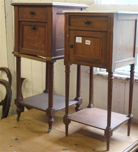 2 marble top bedside cabinets(-)